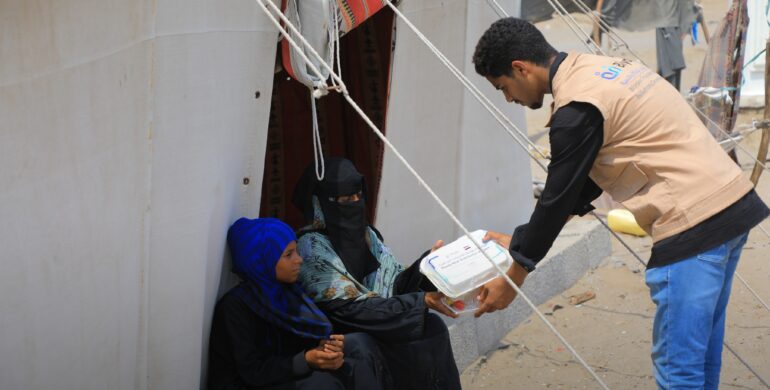 توزيع الوجبات الغذائية للأسر النازحة – the distribution of ready meals to displaced families